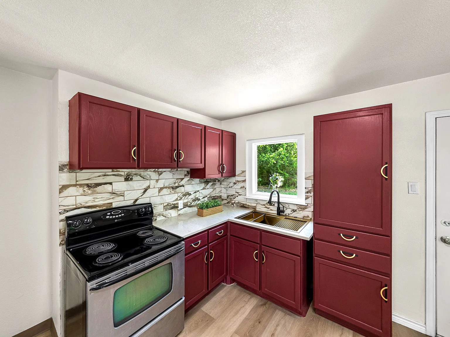 3 bed, 913 sqft, $1,300 — Photo 4