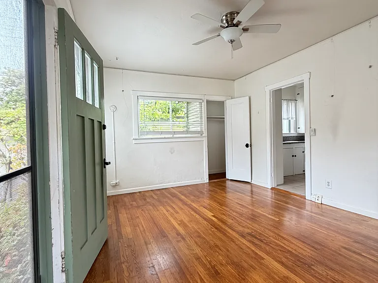 328 W Victoria St — Photo 4