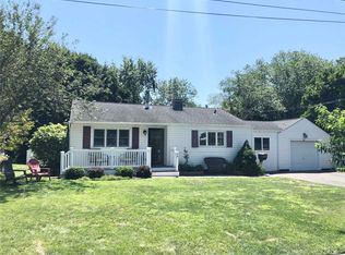 20 Barrow Pl, Blue Point, NY 11715