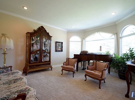 3rd image of 471 W Spring Meadow Dr