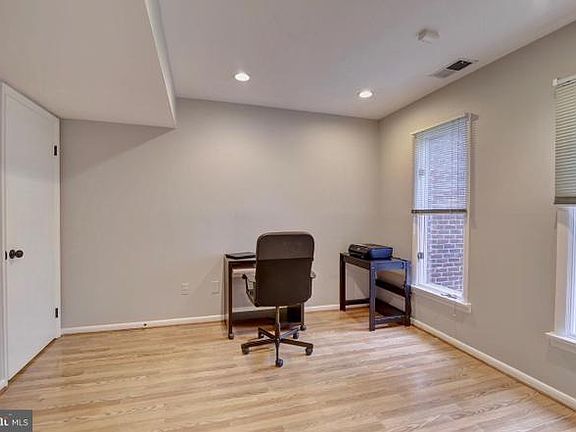5th image of 3500 Redwood Ct