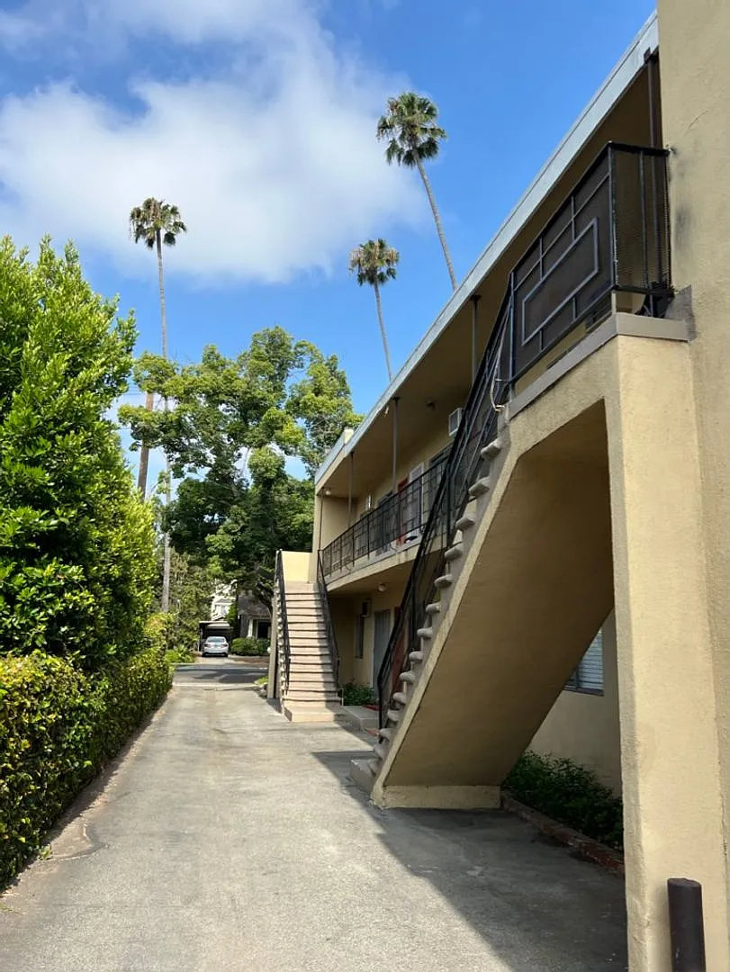 Vintage Apartment in Great Location! A/C, Parking Included, Laundry On-site! — Photo 4
