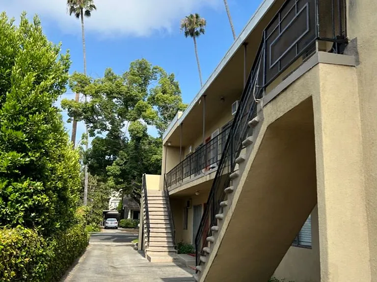80 N Bonnie Ave — Photo 4