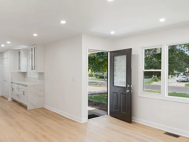 329 Marion Ct — Photo 6