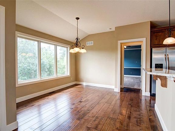 4th image of 820 Locharno Dr