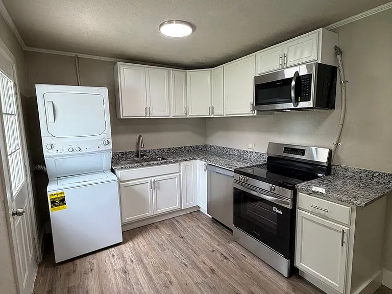 415 N Orphan St — Photo 4