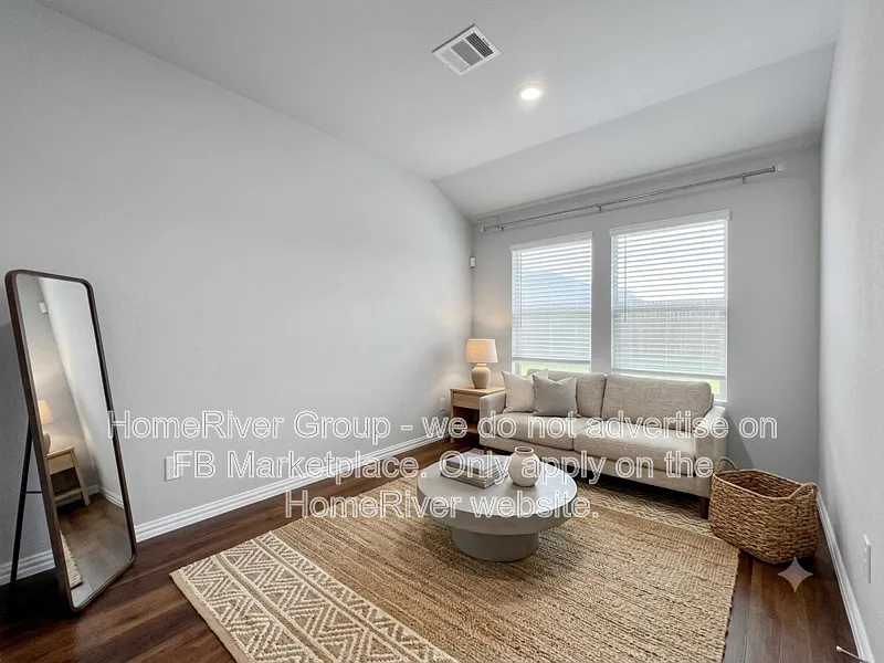 4 bed, 2.0 bath, 1731 sqft, $2,345 — Photo 3