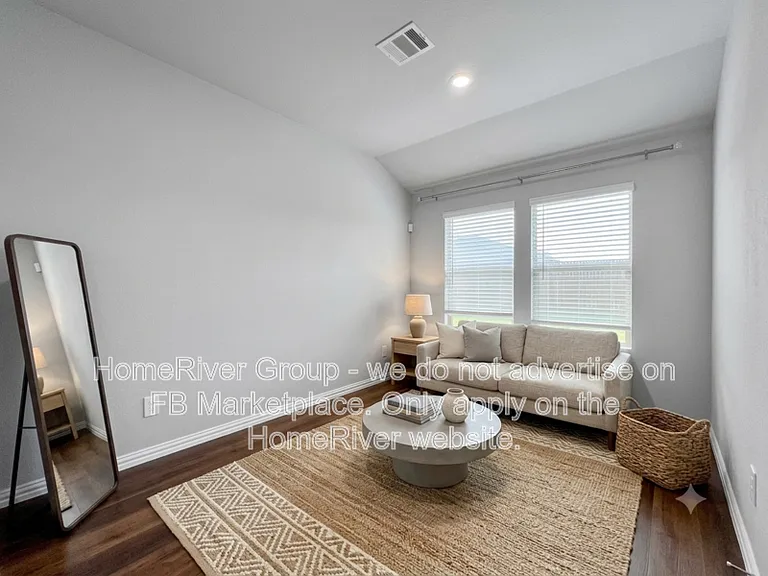 2385 Aspen Hill Dr — Photo 2