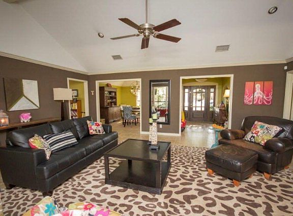 5th image of 302 Chimney Rock Dr