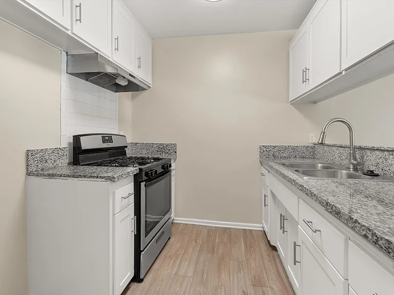 School Circle Apartments - Riverside, CA — Photo 13