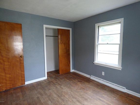 4th image of 27160 Redfield St