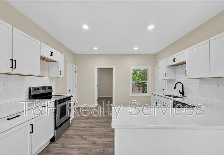 320 W 39th St — Photo 8