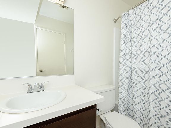 5th image of 2250 N Niagara St APT 112