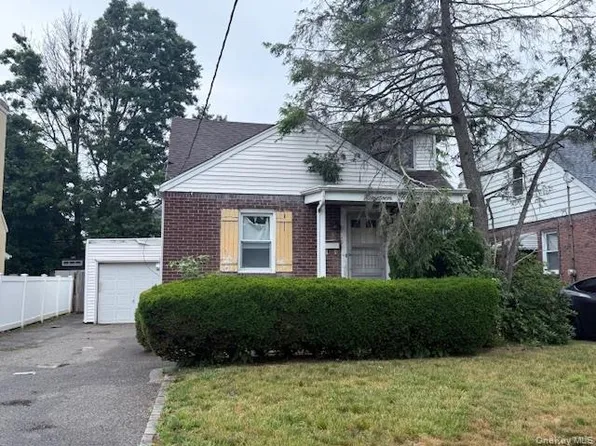 1915 Stewart Ave, New Hyde Park, NY 11040