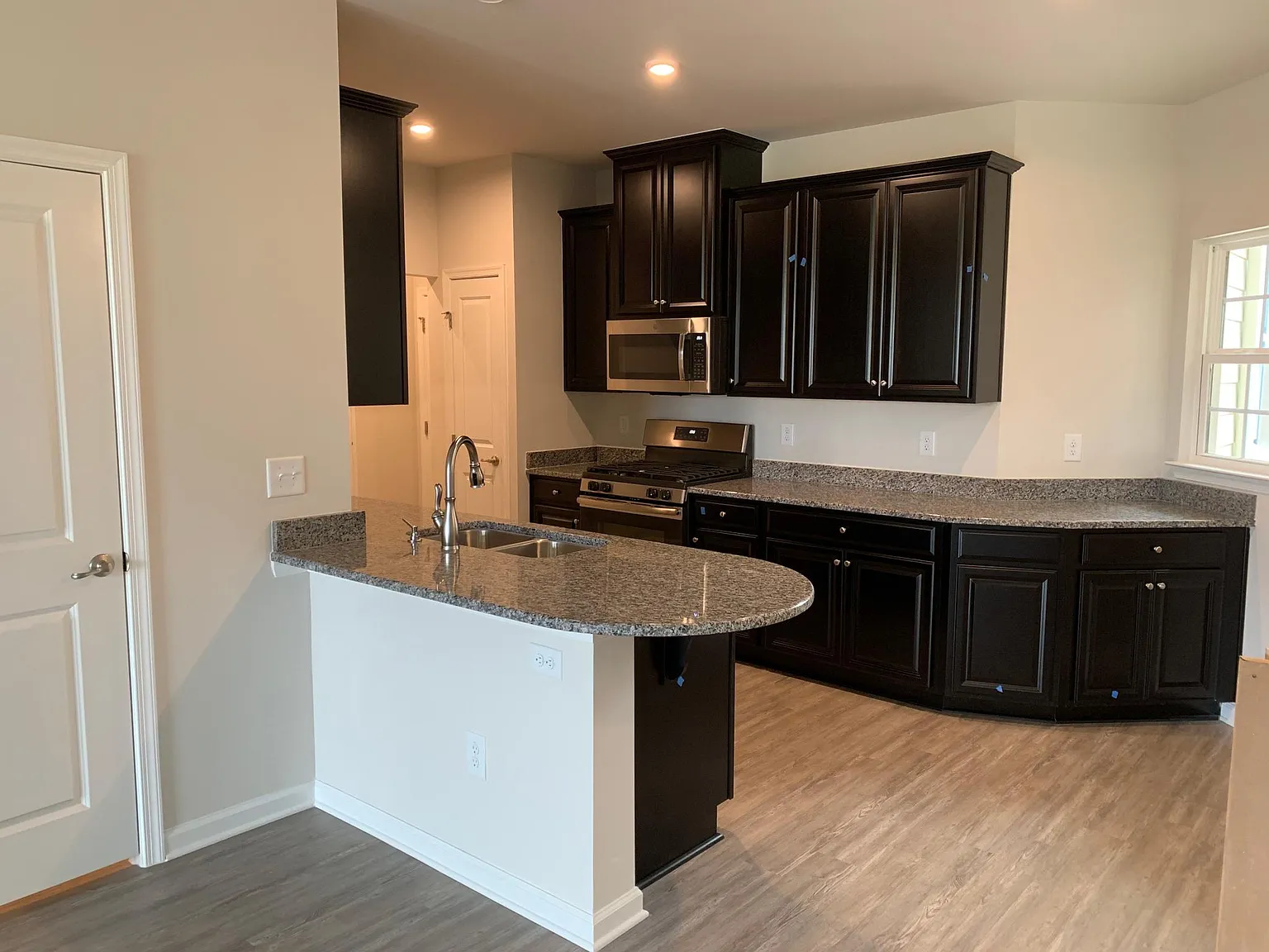 3 bed, 2.5 bath, 1956 sqft, $2,295 — Photo 2
