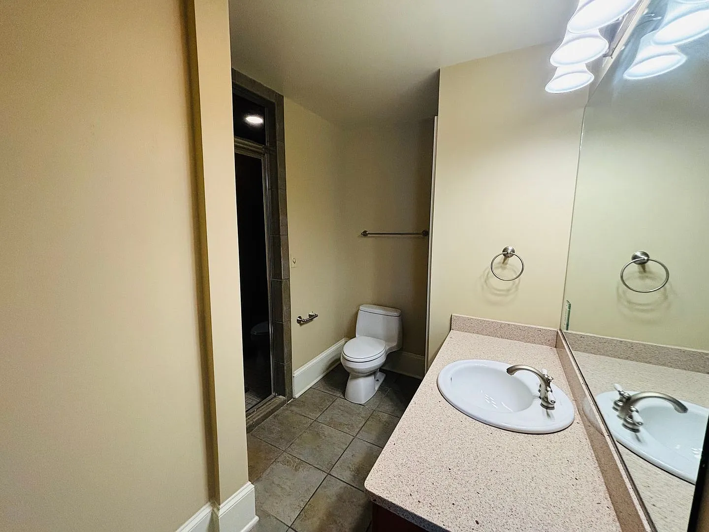 2 Bedroom, 1 Bath Apartment — Photo 4