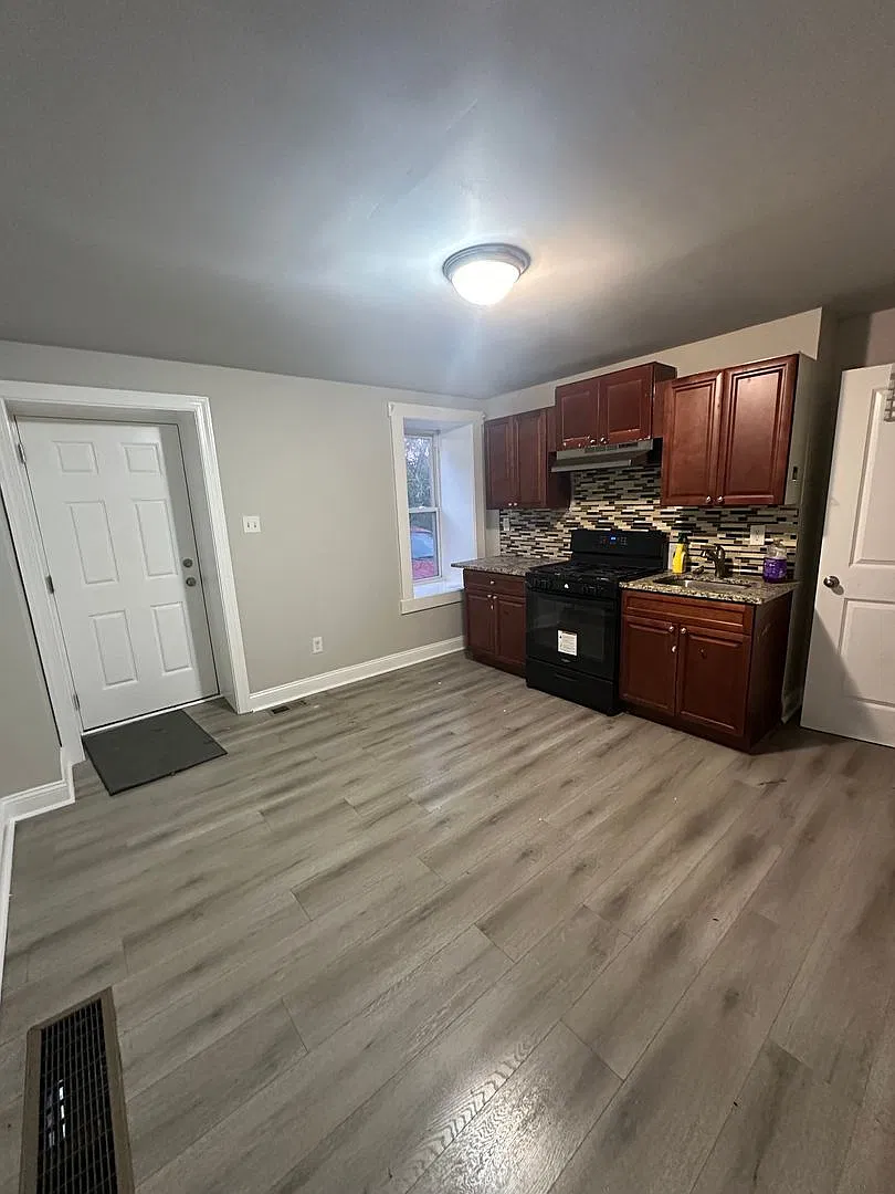 Newly Renovated 2 Bed/1 Bath Row Home — Photo 4