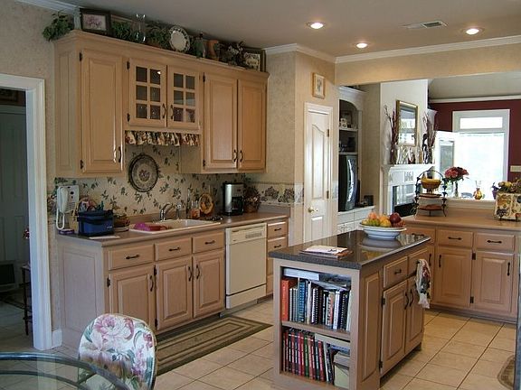 2nd image of 135 Catalpa Dr