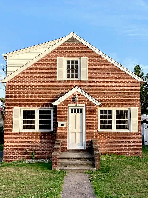 3 bed, 1.5 bath, 1212 sqft, $2,500 — Photo 1