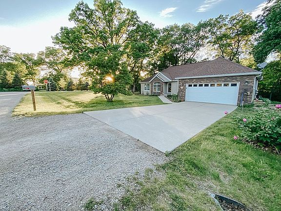 2nd image of 500 Hickory Ct