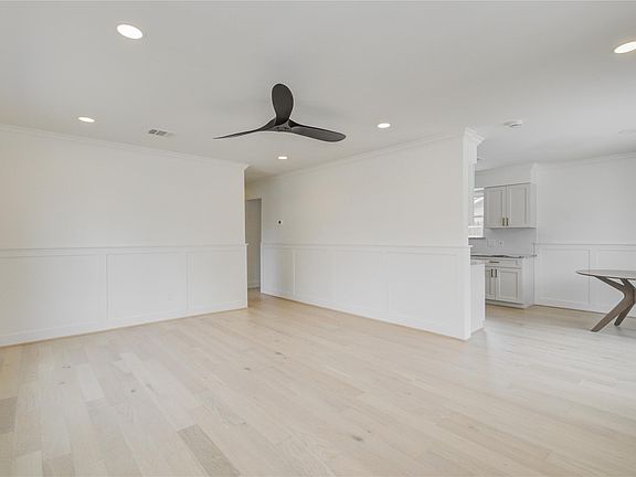 4th image of 9822 Thorn St