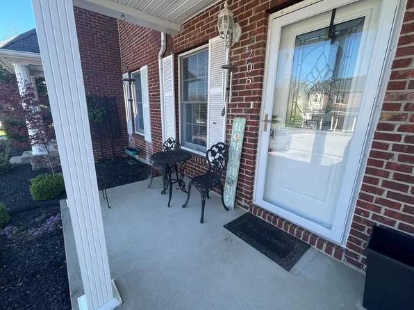 2206 Buckingham Sq, Maysville, KY 41056