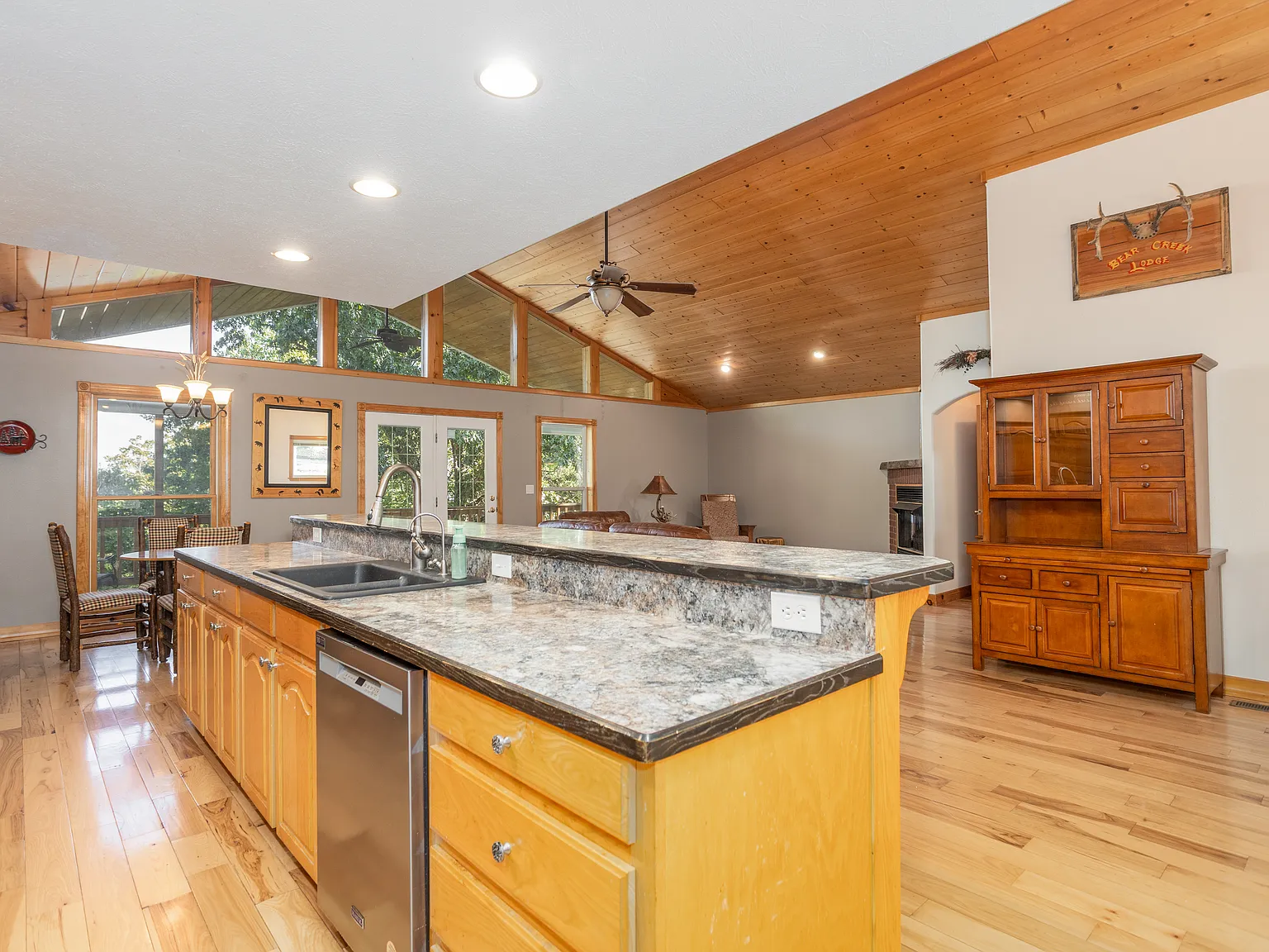 4 bed, 3008 sqft, $2,500 — Photo 3
