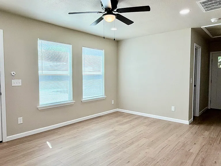 20 Sue Ln — Photo 3