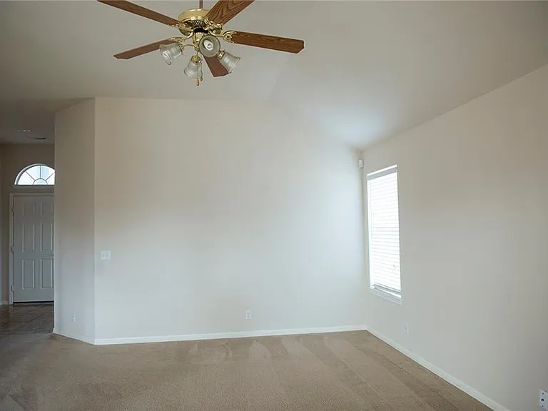 100 Lightfoot Ct — Photo 3
