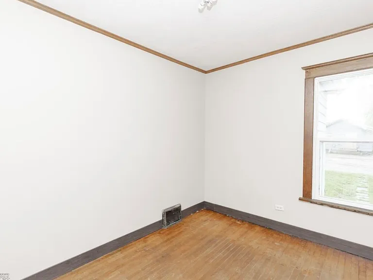 726 College St N — Photo 13