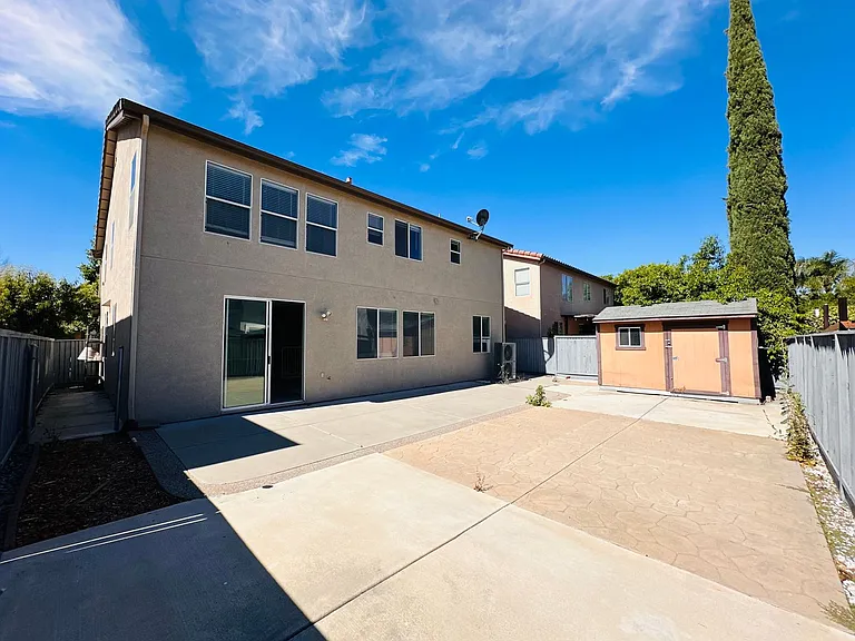 2403 Clemente Ln — Photo 9