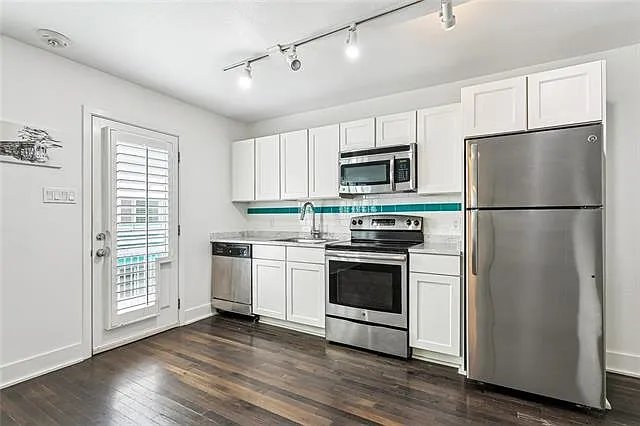 2833 Saint Charles Ave — Photo 9