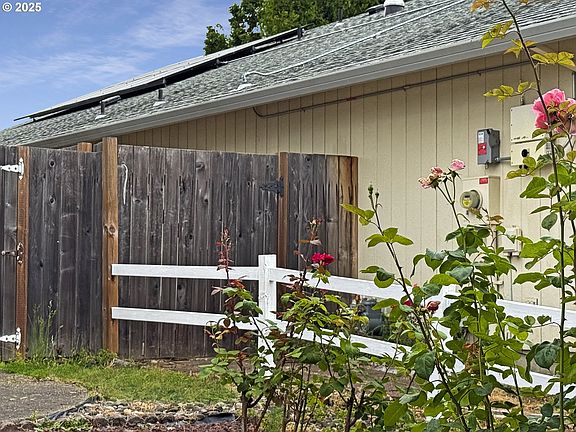 5th image of 573 SE 73rd Ave