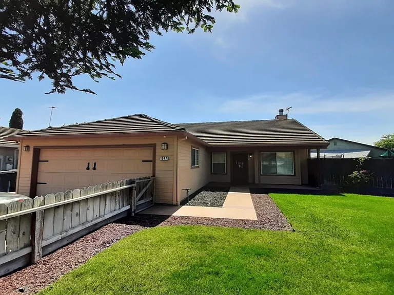 1047 Alexander Ct — Photo 1