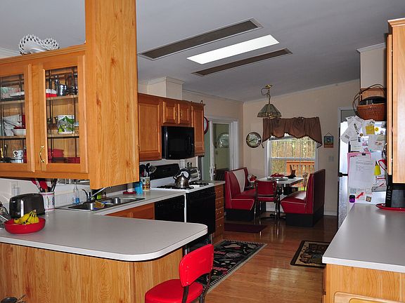 3rd image of 410 Orchard Ct