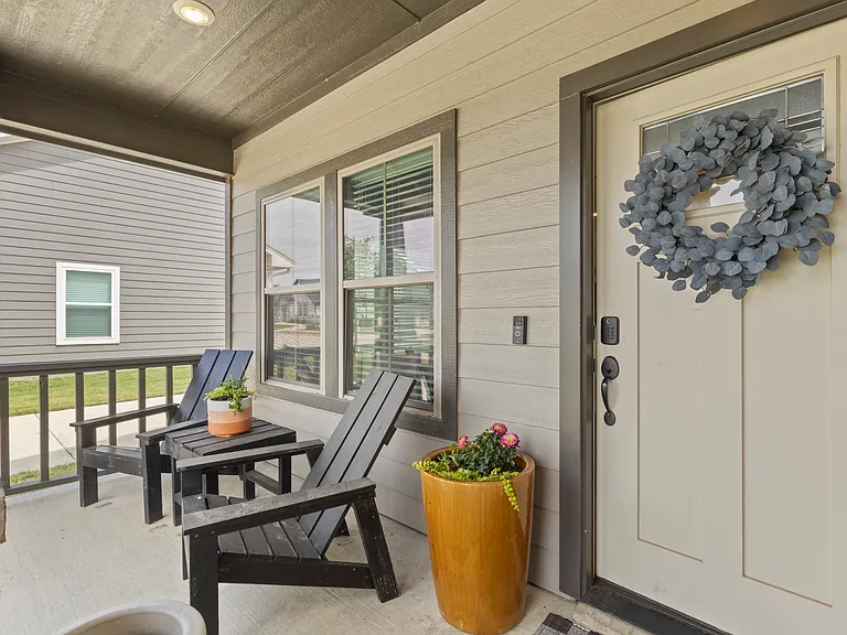 616 Charlotte Ln — Photo 4
