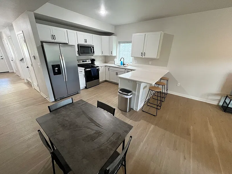 3 bed, 2.0 bath, 1510 sqft, $3,250 — Photo 3
