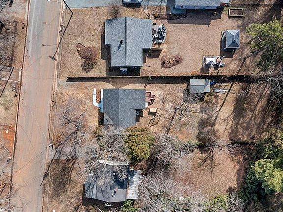 2nd image of 915 Turrentine St