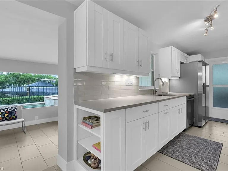 2048 Harbor Ln — Photo 8