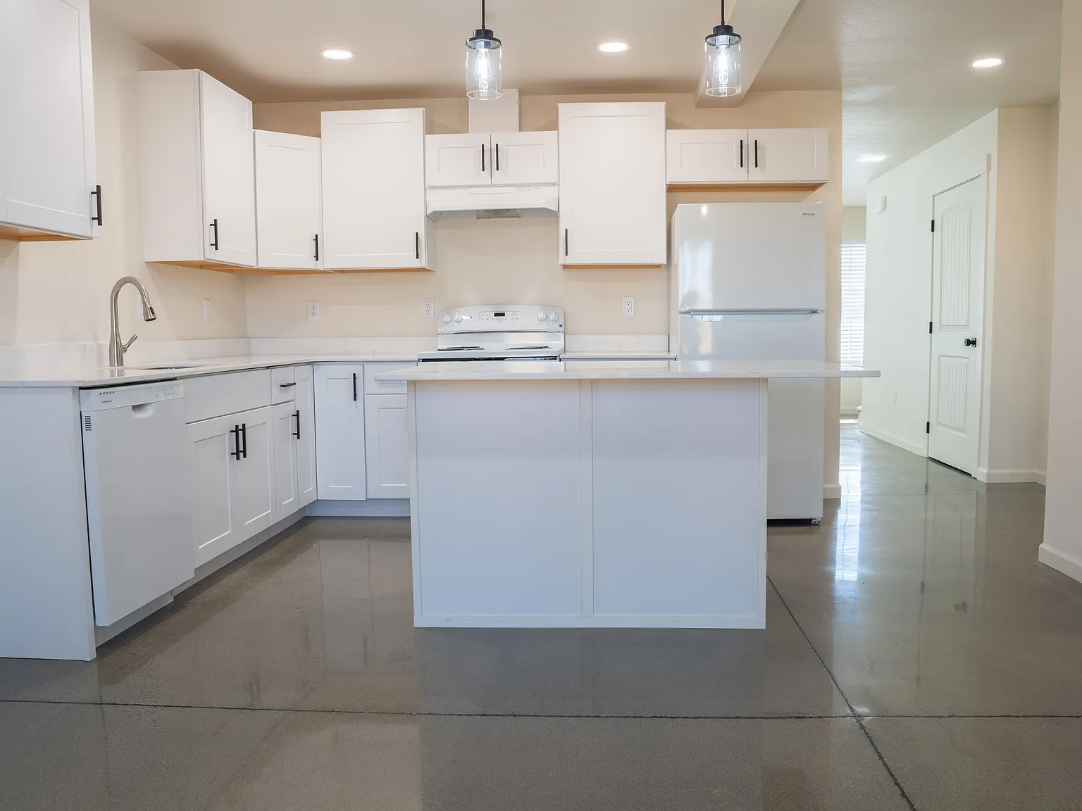 3 bed, 2.5 bath, $1,800 — Photo 2
