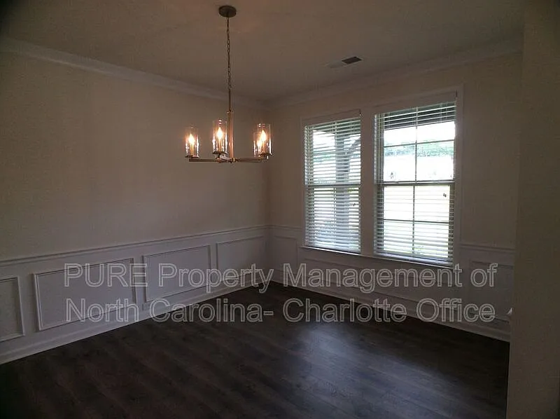 5 bed, 4.0 bath, 2934 sqft, $2,849 — Photo 2