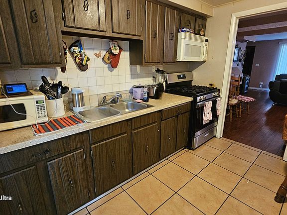3rd image of 2042 Berkshire Cir
