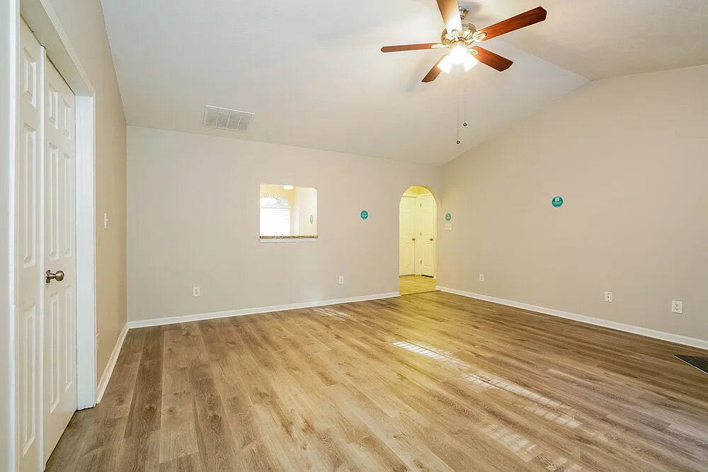 3 bed, 2.0 bath, 1306 sqft, $2,430 — Photo 4