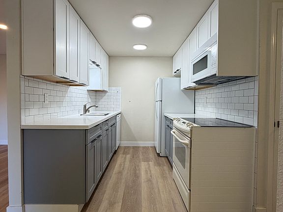 4th image of 310 S 174th Pl APT A