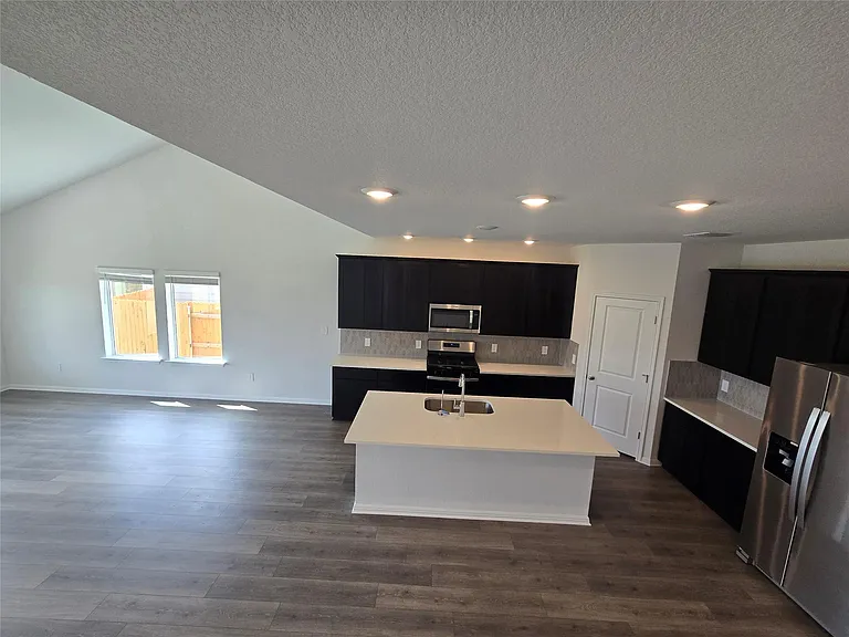 715 Universal Dr — Photo 19