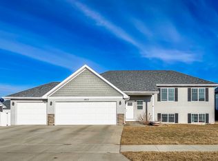 1513 Valley Bluffs Dr, Minot, ND 58701