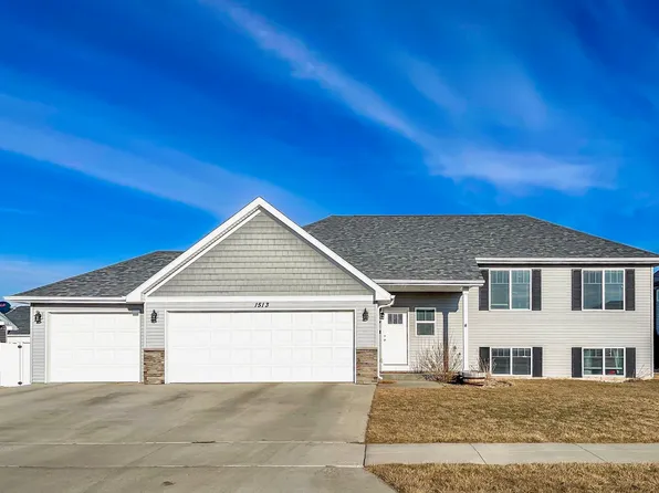 1513 Valley Bluffs Dr, Minot, ND 58701