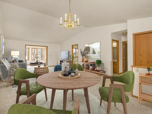 2224 Pinewood Dr, Shakopee, MN 55379