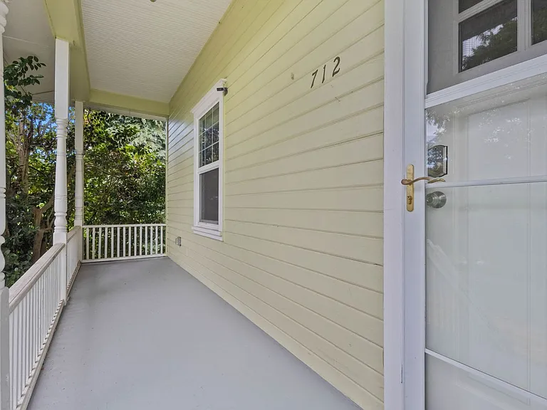 712 SW 3rd Pl — Photo 3