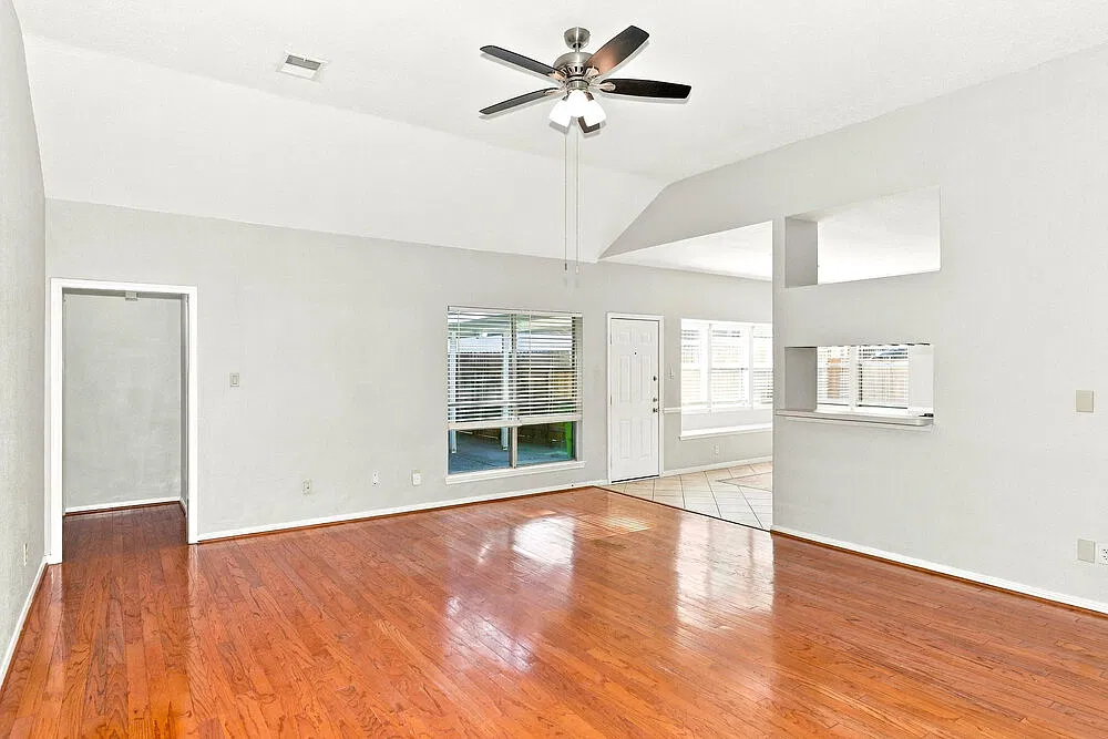 3 bed, 2.0 bath, 2549 sqft, $2,225 — Photo 3